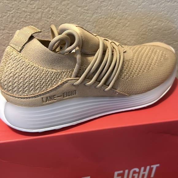 New in box Lane-Eight Sneakers. Mens or women’s. 1044. Size 8 - Picture 2 of 4